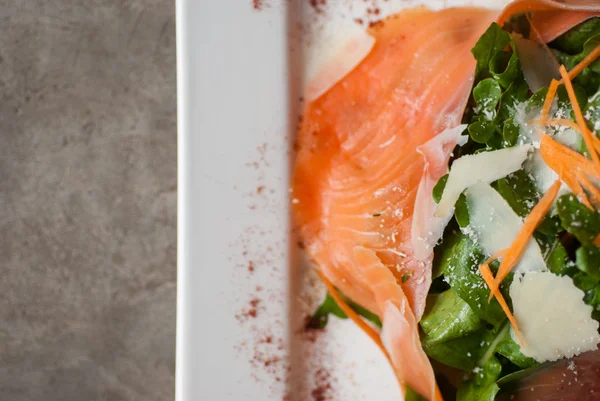 Ensalada de salmón ahumado con cohete — Foto de Stock