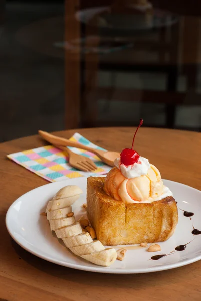 Honey toast med glass och banan — Stockfoto