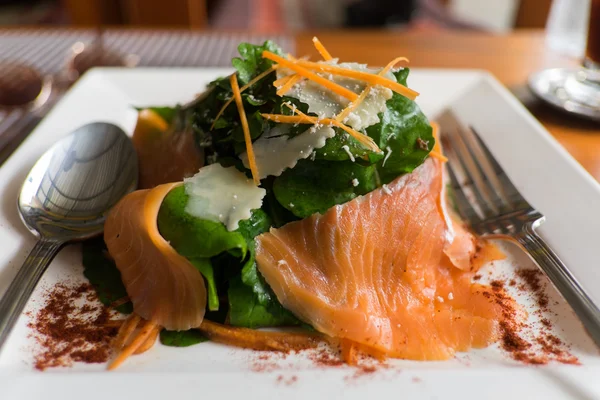 Ensalada de salmón ahumado con cohete — Foto de Stock