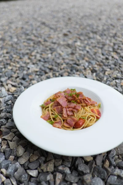 Spaghetti met gedroogde Spaanse peper, spek en knoflook. — Stockfoto