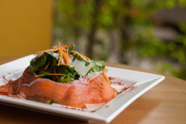 Roket ile füme somon salata