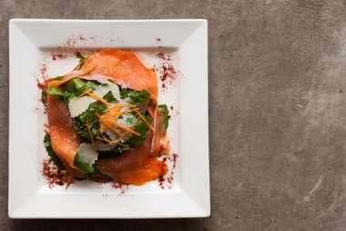 Roket ile füme somon salata