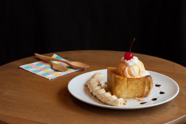 Dondurma ve muz ile bal tost