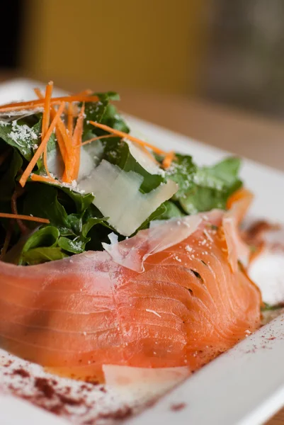 Gerookte zalm salade met raket — Stockfoto