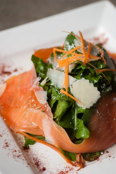 Salada de salmão defumada com foguete — Fotografia de Stock