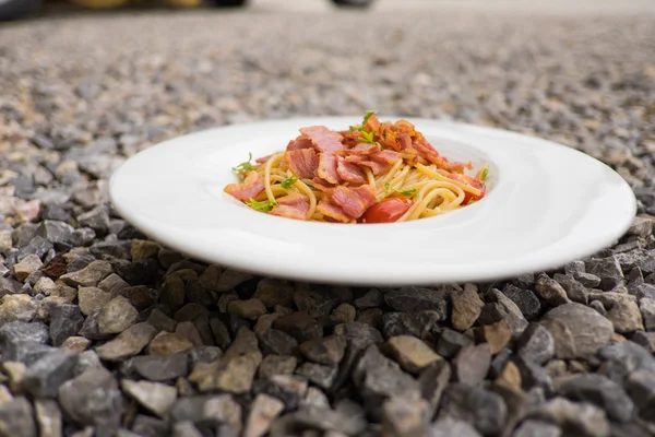 Špagety s sušených chilli papriček, slaninou a česnekem. — Stock fotografie