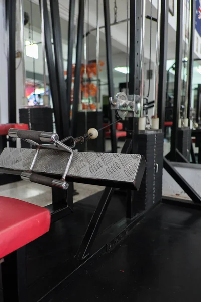Treinamento de peso em equipamentos de musculação ginásio — Fotografia de Stock