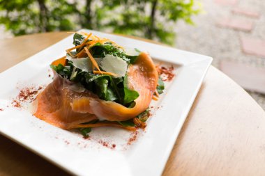 Roket ile füme somon salata