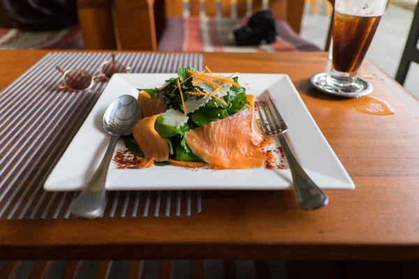 Räucherlachssalat mit Rucola — Stockfoto