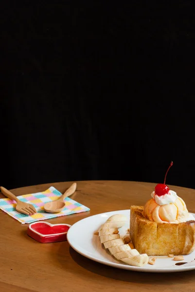 Honey toast med glass och banan — Stockfoto