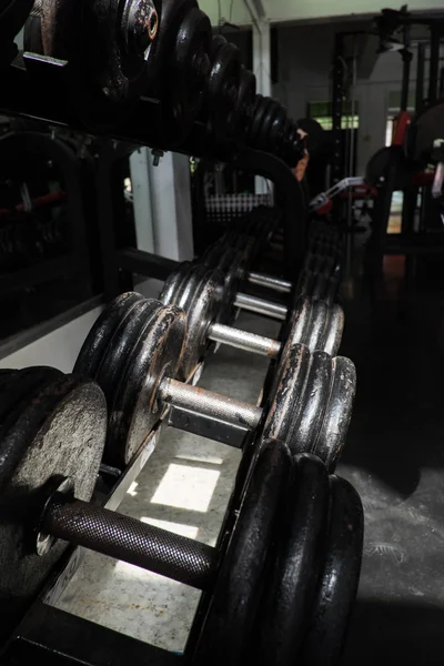 Βάρος της κατάρτισης στο γυμναστήριο εξοπλισμού bodybuilding — Φωτογραφία Αρχείου