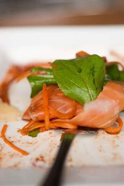Salada de salmão defumada com foguete — Fotografia de Stock