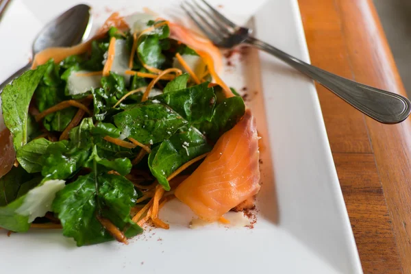 Gerookte zalm salade met raket — Stockfoto