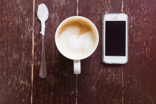 Café com leite na mesa de madeira — Fotografia de Stock