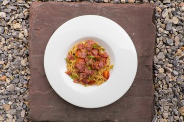 Spagetti kurutulmuş biber, pastırma ve sarımsak ile.