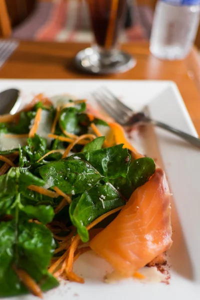 Gerookte zalm salade met raket — Stockfoto