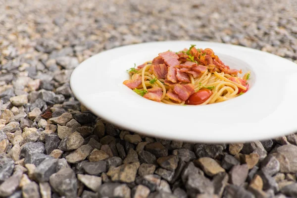 Spaghettis au piment séché, bacon et ail . — Photo