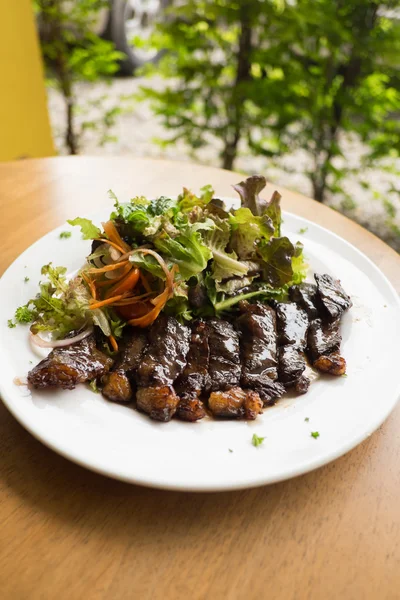 Biefstuk met frisse salade gesneden — Stockfoto