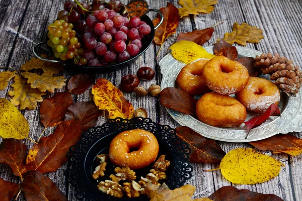 Vista Superior Pratos Com Donuts Fritos Uvas Nozes Fundo Madeira — Fotografia de Stock