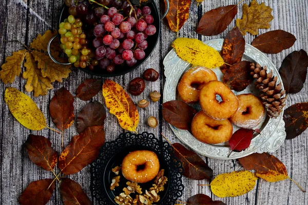 Comida Doce Comida Sucata Conceito Comida Perto Rosquinhas Fritas Uvas — Fotografia de Stock