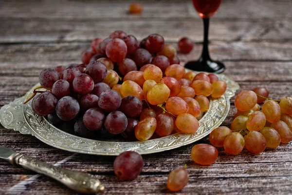 Primer Plano Jugosas Uvas Multicolores Plato Servir Sobre Fondo Madera —  Fotos de Stock