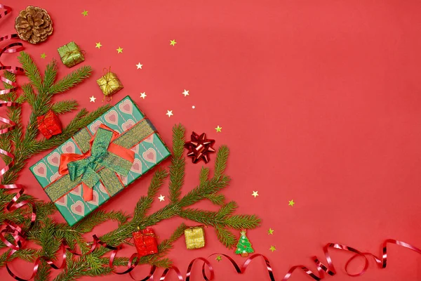 크리스마스 빨간색 배경의 크리스마스 상자와 창조적 프레임 — 스톡 사진