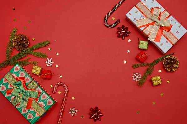 전나무 롤리팝 크리스마스 장식들이 배경에 있습니다 위에서 — 스톡 사진