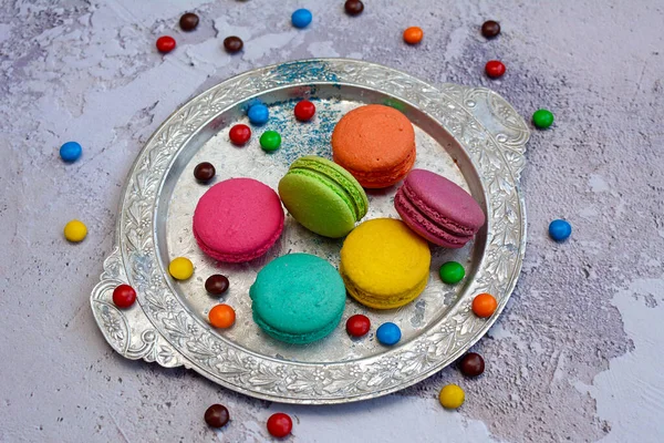 Vista Superior Macarons Apetitosos Multicoloridos Uma Bandeja Prata Fundo Cinza — Fotografia de Stock