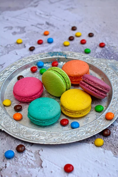 Vue Dessus Macarons Colorés Sur Plateau Argent Verticale Gros Plan — Photo