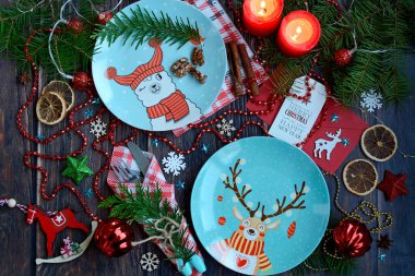 Noel şenlik masası manzarası ve koyu ahşap arka planda dekorasyon. Kutlama konsepti