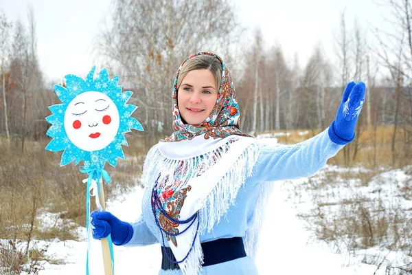 Παραδοσιακές Σλαβικές Χειμερινές Διακοπές Νεαρή Ρωσίδα Ζωγραφισμένο Σάλι Στο Φόντο — Φωτογραφία Αρχείου