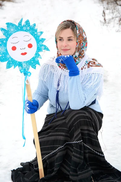 Karlı Bir Yolun Arka Planında Geleneksel Rus Kış Kıyafetleri Içinde — Stok fotoğraf