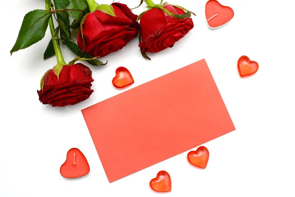 Valentinstag Konzept Rote Rosen Herzen Und Umschlag Auf Weißem Hintergrund — Stockfoto