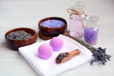 Hafif bir arka planda spa ve banyo malzemeleri. Lavanta, deniz tuzu, aroma yağı.