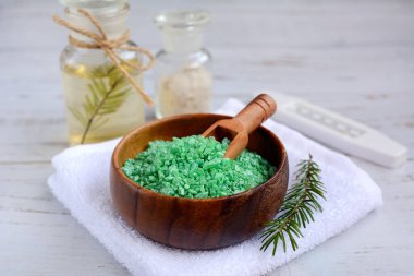 Beyaz havluya yeşil deniz banyosu tuzu. Yakın plan.