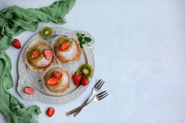 Ağzını sulandıran çilek ve kiviyle metal tepsinin en üst görüntüsü. Boşluğu, düzeni kopyala.