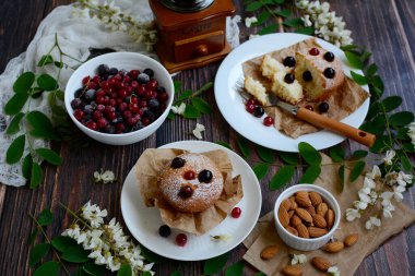 Koyu ahşap arka planda üzümlü iştah açıcı keklerin üst görüntüsü. Lezzetli ve sağlıklı kahvaltı konsepti.