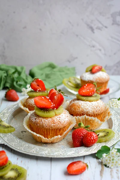 Vue Verticale Des Gâteaux Aux Fraises Kiwis Frais Sur Plateau — Photo