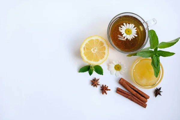 白い背景にカモミール レモン シナモンスティック ヤタと蜂蜜とお茶のカップ トップビュー スペースのコピー — ストック写真