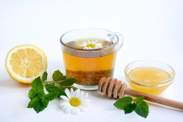 白い背景にカモミールティー レモン 蜂蜜とミントとカップ 健康的でビタミン茶の概念 — ストック写真