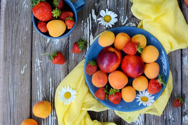 Close Frutas Sazonais Brilhantes Frescas Bagas Morangos Damascos Pêssegos Contexto — Fotografia de Stock