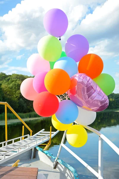 Vista vertical de globos de colores sobre un fondo de cielo azul. Concepto de vacaciones — Foto de Stock