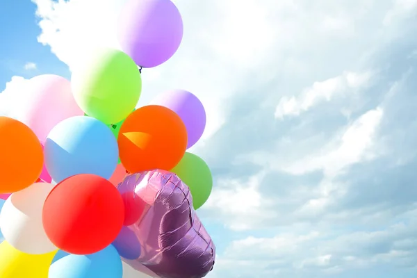 Разноцветные шарики на фоне голубого неба. Принято. Праздник и день рождения — стоковое фото
