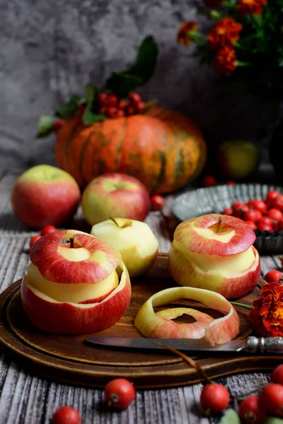 Vertikale Herbstzusammensetzung. Nahaufnahme saftig roter Äpfel auf dunkelgrauem Hintergrund — Stockfoto