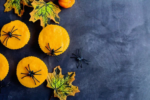 Vue Dessus Composition Pour Halloween Day Muffins Citrouille Araignées Feuilles — Photo