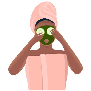 Afro-Amerikalı bir kadın, kırışıklıkları düzeltmek için yüzüne salatalık dilimleri sürüyor. Gıdanın sabah ve akşam yüz maskesi. Sağlık, cilt ve vücut bakımı teması üzerine bir resim.