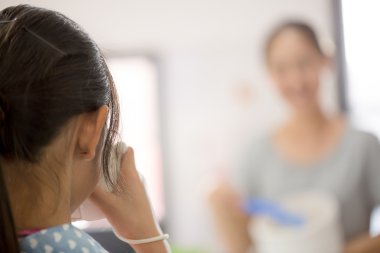Küçük Asyalı kız annesi mutfakta, Aile yaşam tarzı için bir fotoğraf çekmek