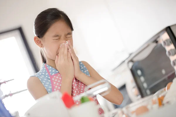 Dziewczyna jest dmuchanie nosa, alergiczne do mąki — Zdjęcie stockowe