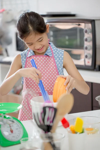 Little Asian cute chef cooking a bakery in kitchen — Stock Photo, Image