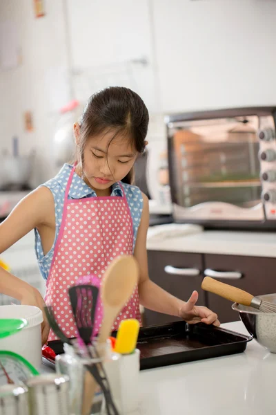 Pequeño chef asiático lindo cocinar una panadería en la cocina —  Fotos de Stock